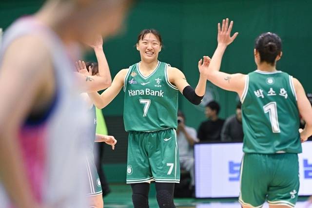 플레이오프 1차전에서 승전고를 울린 하나은행 선수단. 사진=WKBL 제공