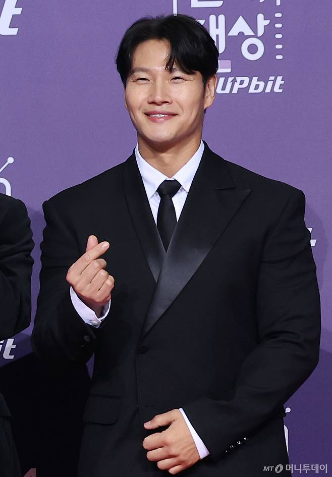 (서울=뉴스1) 권현진 기자 = '런닝맨' 김종국이 30일 서울 마포구 상암 SBS 프리즘 타워에서 열린 ‘2025 SBS 연예대상’ 레드카펫 행사에 참석해 포즈를 취하고 있다. 2025.12.30/뉴스1 Copyright (C) 뉴스1. All rights reserved. 무단 전재 및 재배포, AI학습 이용 금지. /사진=(서울=뉴스1) 권현진 기자