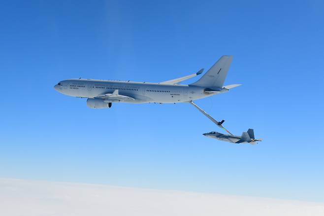 KF-21 시재기가 공중 급유 훈련을 시행하고 있다. /사진=KAI