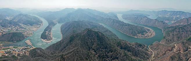 ‘정지용호’의 종점은 한반도경관 전망대가 있는 둔주봉 아래 연주리다. 배는 여기까지 와서 왔던 길을 되짚어 돌아간다. 둔주봉에서 내려다본 대청호의 모습. 물이 감아 돌아 만든 왼쪽의 물방울 형상의 땅이, 둔주봉 중턱에서 보면 한반도 형상으로 보인다.