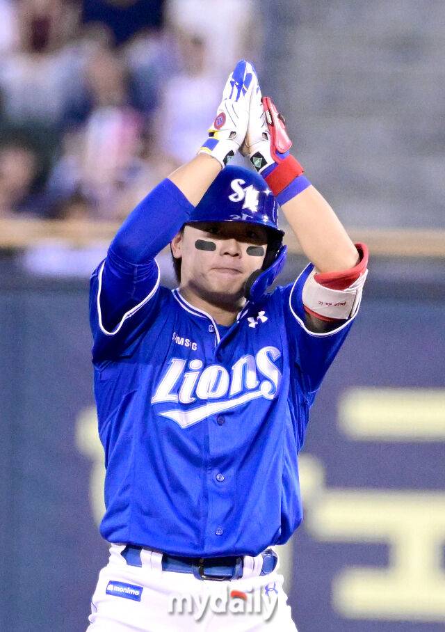 2025년 8월 27일 오후 서울 잠실구장에서 열린 '2025 신한 SOL뱅크 KBO 리그' 삼성 라이온즈와 두산 베어스의 경기. 삼성 박승규가 3회초 무사 2.3루서 2타점 2루타를 친 뒤 기뻐하고 있다./마이데일리