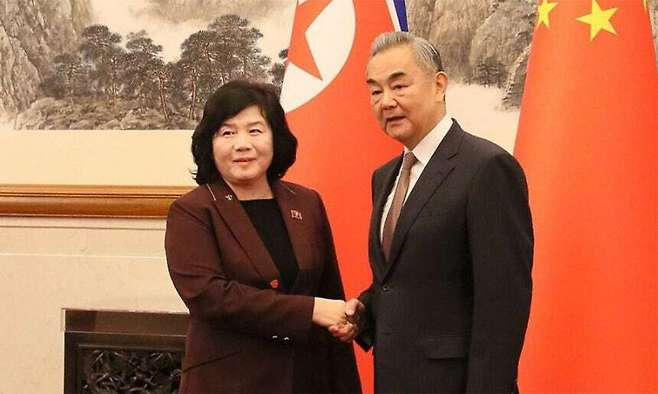 최선희 북한 외무상(왼쪽)과 왕이 중국 외교부장. 조선중앙통신·연합뉴스