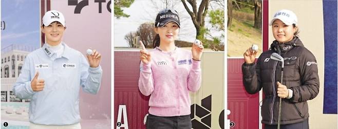 박성현·이예원·고지원 한날 ‘홀인원’ - ①지난 4일 KLPGA투어 더 시에나 오픈 3라운드 4번홀(파3)에서 홀인원을 한 박성현이 홀인원한 볼을 들고 첫 번째 홀인원이라는 뜻으로 엄지를 들어 보이고 있다. ②같은 대회 3라운드 7번홀(파3)에서 홀인원을 한 이예원이 7번홀 티잉구역에서 볼과 함께 검지를 들어올려 생애 첫 홀인원임을 알리고 있다. ③이예원과 함께 7번홀에서 홀인원을 한 고지원이 홀인원할 때 사용한 7번 아이언과 볼을 들고 있다. KLPGA 제공