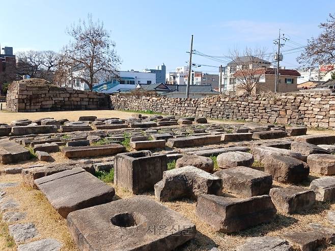 경주읍성 동쪽 성벽 밖의 석물마당. 발굴조사에서 수습한 각종 건축 자재를 한데 모았다.