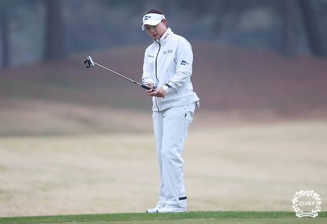 김민솔이 9일 경북 구미시 골프존 카운티 선산CC에서 열린 KLPGA투어 iM금융 오픈 1라운드에서 퍼팅을 앞두고 그린을 파악하고 있다. 김민솔은 이날 6언더파 66타를 쳐 단독 선두에 나섰다. KLPGA 제공.