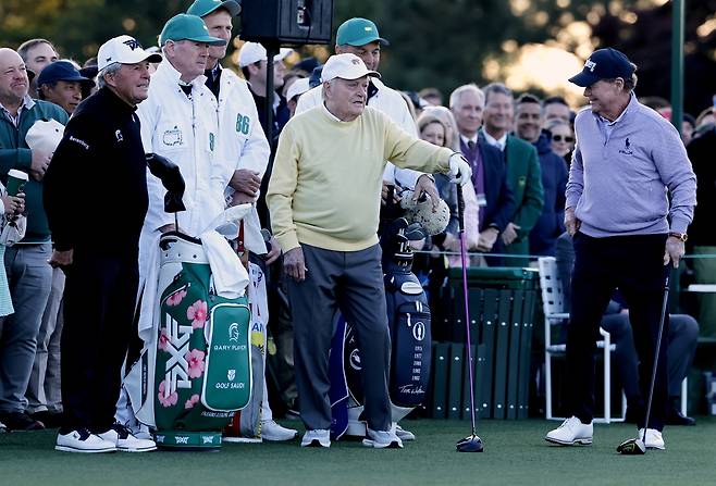 게리 플레이어(왼쪽부터)와 잭 니클라우스, 톰 왓슨이 9일(현지 시간) 미국 조지아주 오거스타 내셔널GC에서 마스터스 본 대회 개막을 알리는 명예 시타를 준비하고 있다. EPA연합뉴스