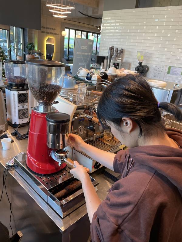 영양군 주민이 농어촌 기본소득 지원금으로 커피 교육을 받고 있는 모습 ⓒ영양군 제공