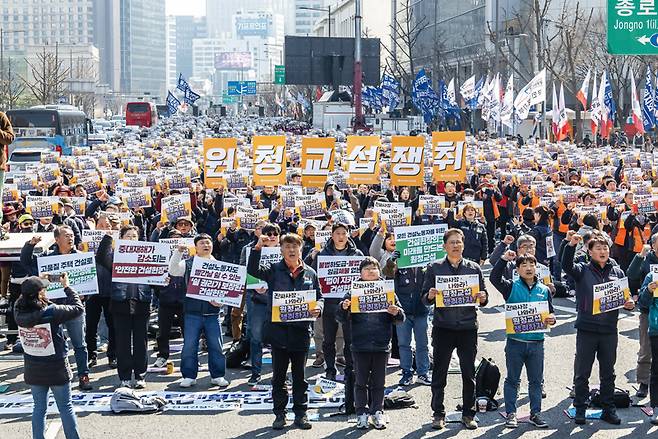 '노란봉투법'(노동조합 및 노동관계조정법 2·3조 개정 법률) 시행 첫날인 3월10일 서울 세종로에서 열린 민주노총 투쟁 선포대회에서 양경수 위원장을 비롯한 민주노총 조합원들이 손팻말을 들고 구호를 외치고 있다. ⓒ시사저널 최준필