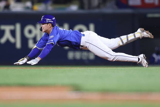 삼성류지혁이 7일 광주 KIA전에서 헤드퍼스트슬라이딩을 하고있다. 삼성라이온즈 제공