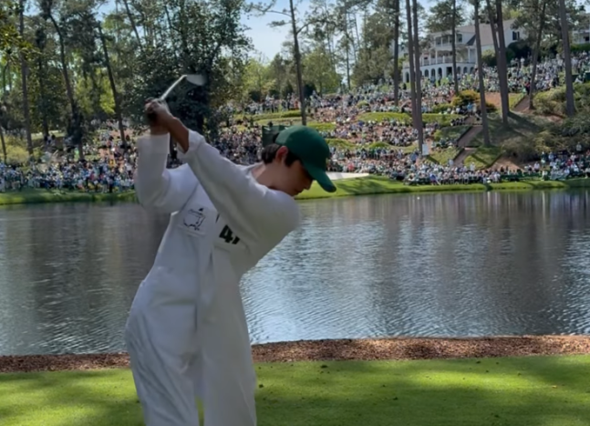 마스터스 캐디 복장인 흰색 보일러 슈트를 입고 임성재의 캐디로 마스터스 파3 콘테스트에 참가한 송중기가 직접 샷을 하고 있다. SNS 캡처