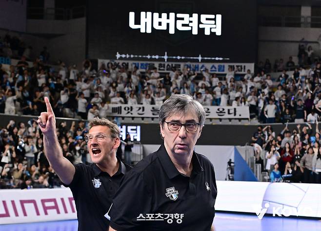 필립 블랑 현대캐피탈 감독이 8일 천안 유관순체육관에서 열린 챔피언결정전 4차전에서 승리한 뒤 굳은 표정으로 코트를 나서고 있다. KOVO 제공