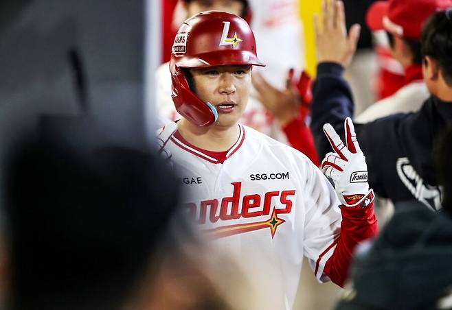 ▲ 이숭용 SSG 감독은 김재환의 타격 밸런스가 나쁘지 않다면서 곧 살아날 것이라 기대한다 ⓒSSG랜더스