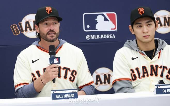 미국 메이저리그 프로야구(MLB) 샌프란시스코 자이언츠가 지난 1월 7일 경기도 이천 LG 챔피언스파크에서 휘문고 및 덕수고 선수 60여 명을 초청해 야구 클리닉을 열었다. 토니 바이텔로 감독이 클리닉 전에 진행된 기자회견에서 기자들의 질문에 답하고 있다. 이날 행사에는 래리 베어 회장, 버스터 포지 사장, 토니 바이텔로 감독, 이정후, 윌리 아다메스 등이 참석했다. /사진=김진경 대기자