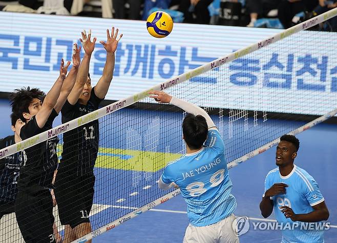 '철통 수비' (천안=연합뉴스) 이주형 기자 = 8일 천안 유관순체육관에서 열린 프로배구 챔피언결정전 4차전 현대캐피탈과 대한항공 경기. 대한항공 임재영의 공격을 현대캐피탈 선수들이 막고 있다. 2026.4.8 coolee@yna.co.kr