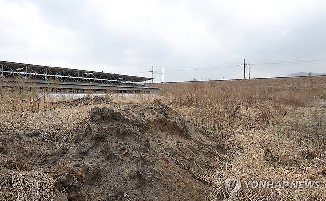 폐기물이 매립된 밀양 농지 일대 (창원=연합뉴스) 이준영 기자 = 9일 오전 경남 밀양시 삼랑진읍 한 농지에 폐기물이 매립돼 있다. 2026.4.9 ljy@yna.co.kr