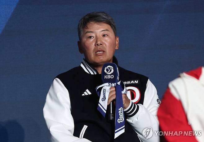 출사표 밝히는 두산 김원형 감독 (서울=연합뉴스) 윤동진 기자 = 두산 김원형 감독이 26일 서울 롯데호텔 월드에서 열린 2026 신한 SOL KBO 리그 미디어데이에서 출사표를 밝히고 있다. 2026.3.26 mon@yna.co.kr