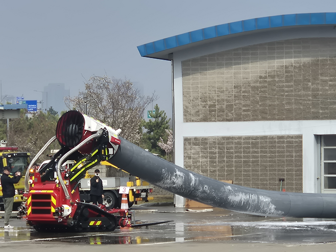 ▲ 10일 오후 인천김포고속도로 남청라영업소에서 열린 지하 화재 대응 장비 시연에서 궤도형 배연로봇이 송풍 장치와 덕트를 통해 내부 연기를 외부로 배출하는 배연 기능을 선보이고 있다.