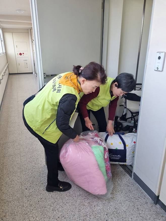 고천동지역사회보장협의체 이불세탁 지원. 사진제공 의왕시