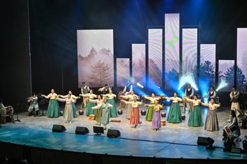 ◇정선군이 정선아리랑의 전승 기반 강화를 위해 전승자 지원을 기존 대비 25% 인상해 지원한다. 사진은 정선군립아리랑예술단 공연 모습.