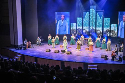 ◇정선군이 정선아리랑의 전승 기반 강화를 위해 전승자 지원을 기존 대비 25% 인상해 지원한다. 사진은 정선군립아리랑예술단 공연 모습.