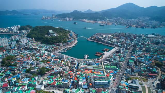 통영항 전경. 시인 청마 유치환, 시조시인 초정 김상옥, 꽃의 시인 대여 김춘수, 흙과 생명의 작가 박경리 등이 이곳 통영에서 태어났다./통영시/
