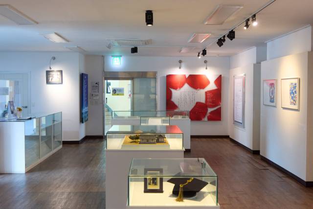 김춘수 유품전시관 실내 모습. 선생이 생전 사용하던 가구와 옷가지 등 약 330점이 전시돼 있다./통영시/