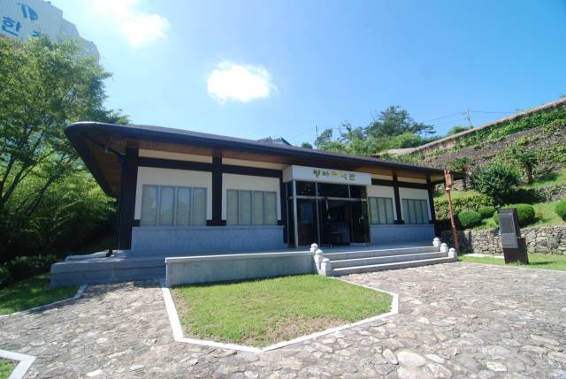 청마문학관 전경. 이곳에는 유품과 자필 원고 등이 전시돼 있다./통영시/