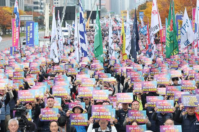 구호 외치는 한국노총.(사진=연합뉴스)