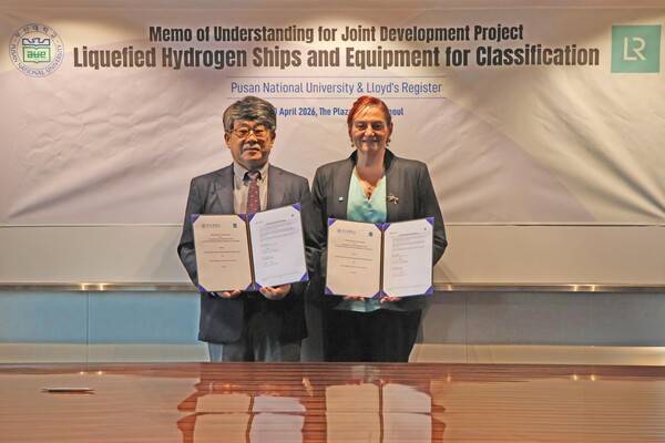 ▲ 이제명 수소선박기술센터장(왼쪽)과 클라우딘 로이드선급협회 기술총괄이사가 협약서를 들어보이고 있다. (사진 : 수소선박기술센터 제공)