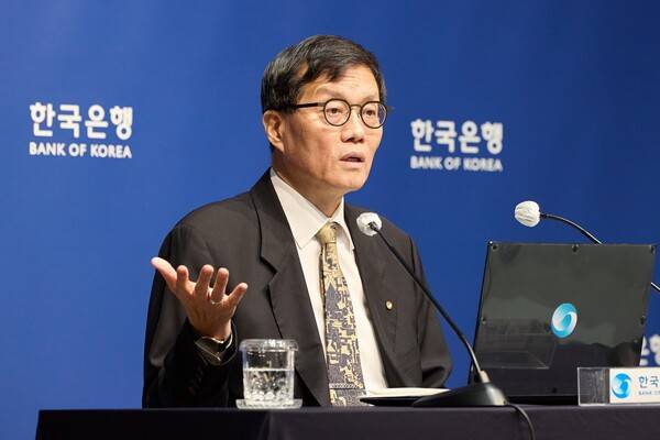 10일 이창용 한국은행 총재가 서울 중구 한국은행 본관에서 열린 금융통화위원회 본회의 후 기자간담회에서 발언하는 모습 /한국은행