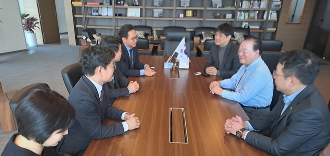 전종학 회장(왼쪽 앞에서 두 번째)과 정갑윤 이사장(오른쪽 앞에서 두 번재) 등 대한변리사회, 한국엔젤투자협회, 한국교직원공제회 관계자들이 4월 8일 서울 여의도동 한국교직원공제회관에서 열린 간담회에서 의견을 나누고 있다. 대한변리사회 제공