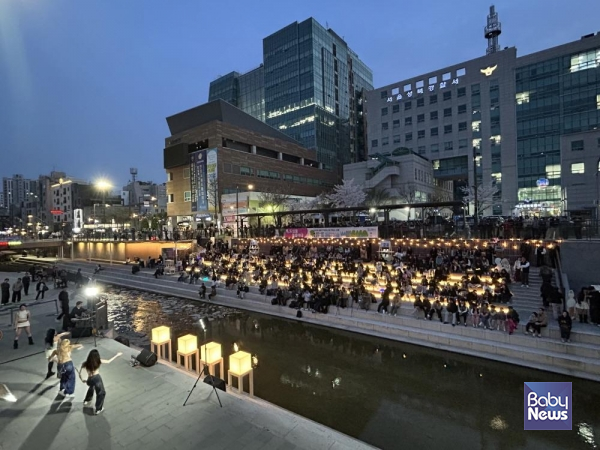 벚꽃 시즌을 맞아 성북천 수변활력거점에서 열린 '문화가 흐르는 성북천' 거리공연을 찾 은 시민들이 공연을 관람하고 있다. ⓒ성북구