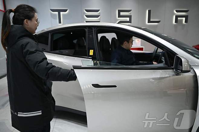 중국 베이징의 테슬라 전시장. 2026.02.03 ⓒ AFP=뉴스1