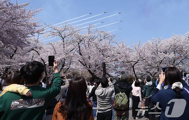 5일 오후 서울 여의도 봄꽃축제 메인 행사장 상공에서 공군 특수 비행팀 ‘블랙이글스’가 축하 비행을 펼치고 있다. 2026.4.5 ⓒ 뉴스1 박지혜 기자