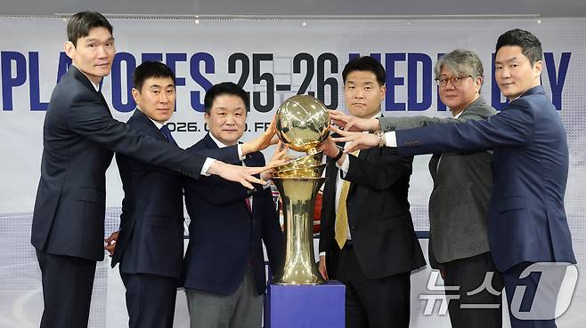 10일 서울 강남구 KBL센터에서 열린 '2025-2026 LG전자 프로농구 플레이오프 미디어데이'에서 6강 플레이오프에 진출한 감독들이 우승 트로피를 두고 기념촬영을 하고 있다. 2026.4.10 ⓒ 뉴스1 황기선 기자