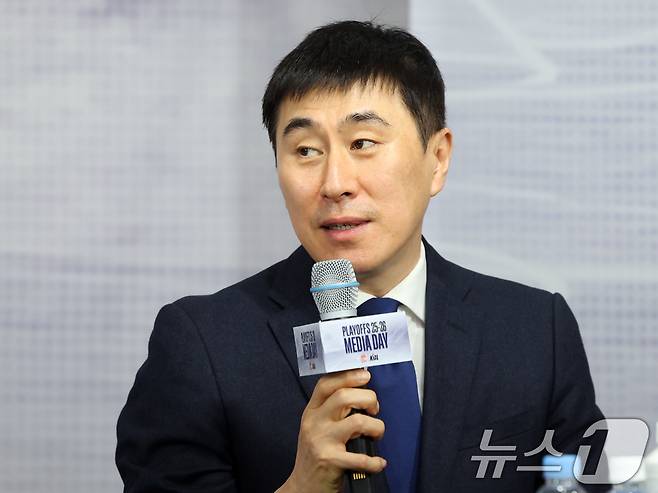 KCC 이상민 감독이 10일 서울 강남구 KBL센터에서 열린 '2025-2026 LG전자 프로농구 플레이오프 미디어데이'에서 포부를 밝히고 있다. 2026.4.10 ⓒ 뉴스1 황기선 기자