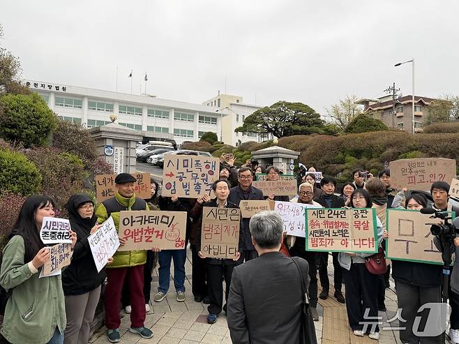 강원 원주 옛 아카데미극장 철거방해 혐의로 재판에 넘겨져 하소심에서 무죄 판결을 받은 '아카데미의 친구들' 회원들이 10일 춘천지법 앞에서 기자회견을 열고 환영의 입장을 내고 있다.2026.4.10 한귀섭 기자