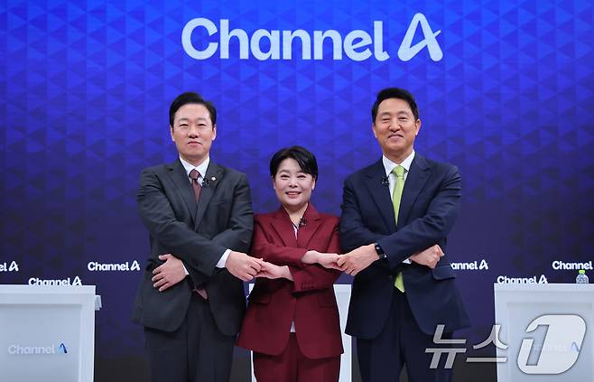 박수민 의원(왼쪽부터), 윤희숙 전 의원, 오세훈 서울시장이 10일 오후 서울 종로구 채널A 스튜디오에서 열린 국민의힘 서울시장 후보 제2차 TV 토론회에 참석해 포즈를 취하고 있다. 2026.4.10 ⓒ 뉴스1 국회사진기자단