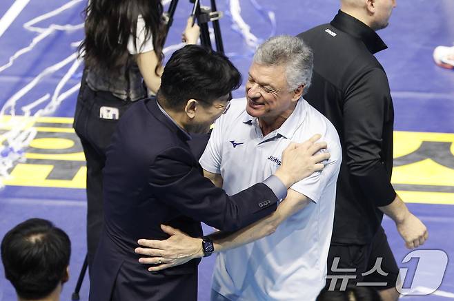 대한항공 헤난 달 조토 감독이 10일 오후 인천 계양체육관에서 열린 프로배구 2025-2026 V-리그 남자부 챔피언 결정전 5차전 현대캐피탈 스카이워커스와의 경기에서 승리 후 우승을 확정짓고 기뻐하고 있다. 2026.4.102026.4.10 ⓒ 뉴스1 안은나 기자