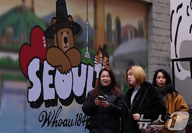 24일 서울 명동거리에서 외국인 관광객들이 여행을 즐기고 있다. 이재명 대통령은 이날 청와대에서 열린 국무회의에서 "관광객 80%가 서울에 편중되는 불균형에서 벗어나야 한다"며 "지방주도, 지방 중심으로 관광산업 대전환이 이뤄지면 좋겠다"고 말했다. 2026.2.24 ⓒ 뉴스1 구윤성 기자