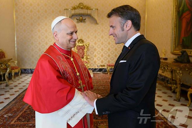 10일(현지시간) 교황 레오 14세가 프랑스 에마뉘엘 마크롱 대통령과 바티칸에서 비공개 면담을 갖고 있다. 2026.04.10. ⓒ AFP=뉴스1