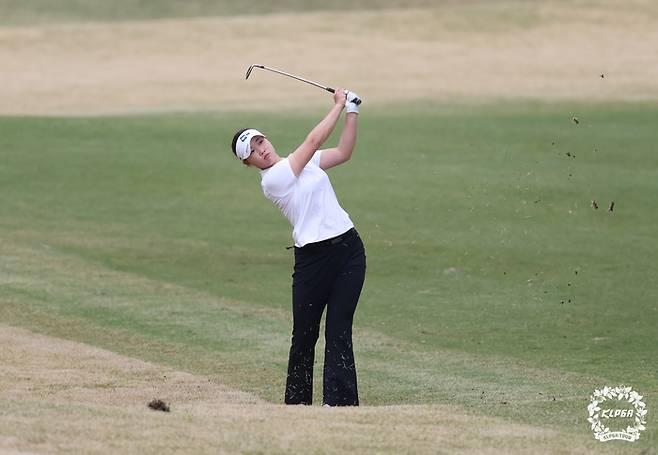 김민솔이 10일 열린 KLPGA 투어 iM금융오픈 2라운드 11번 홀에서 아이언 샷을 하고 있다. 사진 | KLPGA