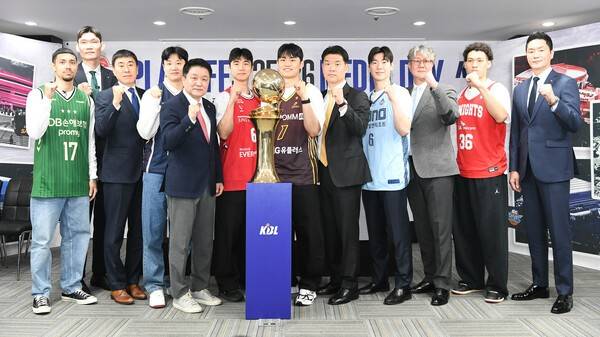 2025-2026시즌 LG전자 프로농구 플레이오프(PO) 미디어데이에 참석한 6개 구단 감독과 선수들. /사진=KBL