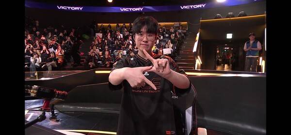 10일 서울 종로구 롤파크에서 열린 '2026 리그 오브 레전드 챔피언스 코리아(LCK)' 정규 시즌 2경기 3세트에서 한화생명e스포츠가 제카의 10킬 폭발과 과감한 밴픽 수정으로 흐름을 뒤집으며 BNK 피어엑스를 2대 1로 제압, 시즌 3승 고지에 올랐다. (HLE & BNK피어엑스=2:1). /사진=네이버 치지직 라이브영상 캡처