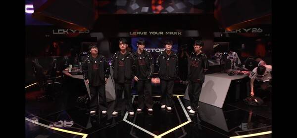 10일 서울 종로구 롤파크에서 열린 '2026 리그 오브 레전드 챔피언스 코리아(LCK)' 정규 시즌 2경기 3세트에서 한화생명e스포츠가 제카의 10킬 폭발과 과감한 밴픽 수정으로 흐름을 뒤집으며 BNK 피어엑스를 2대 1로 제압, 시즌 3승 고지에 올랐다. (HLE & BNK피어엑스=2:1). /사진=네이버 치지직 라이브영상 캡처