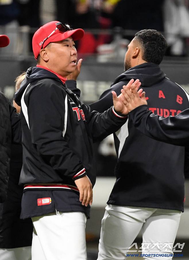 시즌 처음으로 타선이 폭발하며 대승을 거둔 이범호 감독은 카스트로를 반겼다.