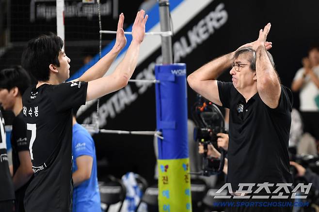 6일 천안 유관순체육관에서 열린 V리그 챔피언결정전 현대캐피탈과 대한항공의 경기. 3차전 승리한 현대캐피탈 허수봉, 필립 블랑 감독이 환호하고 있다. 천안=박재만 기자 pjm@sportschosun.com/2026.04.06/