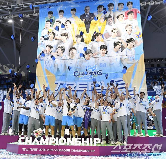 10일 인천 계양체육관에서 열린 배구 V리그 남자부 챔피언결정전 5차전. 대한항공이 현대캐피탈에 승리하며 통합우승을 달성했다. 우승트로피와 함께 우승의 기쁨을 나누고 있는 대한항공 선수들. 인천=송정헌 기자songs@sportschosun.com/2026.04.10/