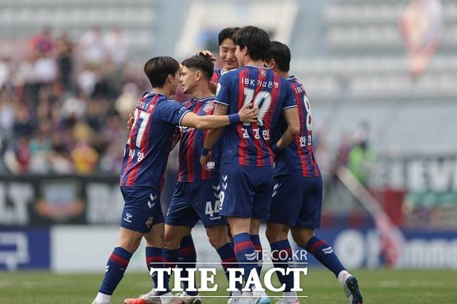 올 시즌 승격 후보로 꼽히는 수원FC 선수들./K리그