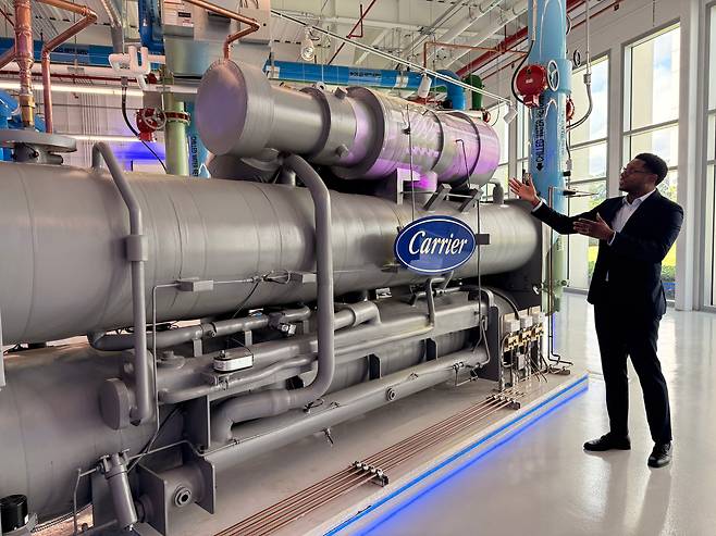 지난 1일 미국 플로리다 팜비치 캐리어 본사에서 크리스찬 세누 캐리어 데이터센터 메가프로젝트 부문 부사장(VP)이 자사 칠러 제품을 소개하고 있다. 그는 "실제 데이터센터용 칠러는 이 제품보다 훨씬 거대하다"고 했다. /팜비치=오로라 기자